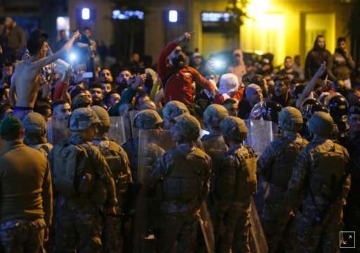اشتباكات بين محتجين لبنانيين ومؤيدين لحركتي حزب الله وأمل بوسط بيروت