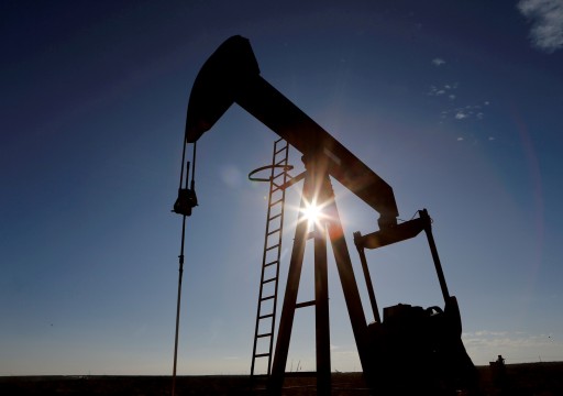 النفط يهبط ويتجه لأكبر خسارة أسبوعية في شهور