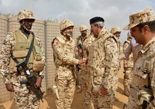 قائد قوة دفاع البحرين يتفقد قوات بلاده المشاركة في حرب اليمن