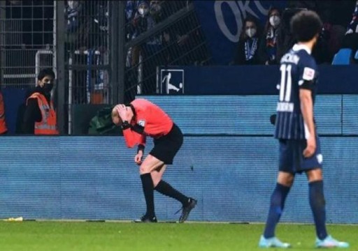 توقف مباراة في الدوري الألماني بعد إصابة الحكم المساعد بزجاجة