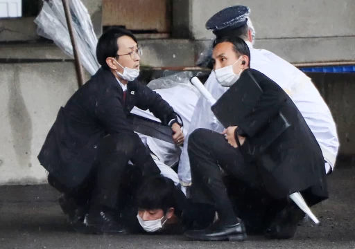 انفجار يقطع خطاب رئيس وزراء اليابان وإجلاؤه بحماية الشرطة