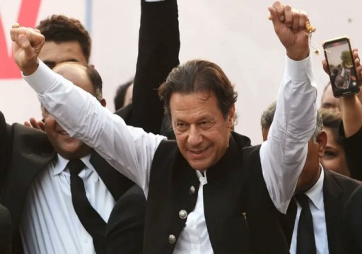 عمران خان يعلن من السجن فوزه في الانتخابات العامة الباكستانية