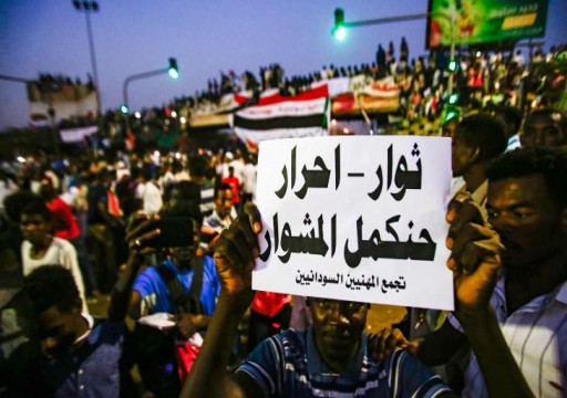 آلاف السودانيين في شوارع الخرطوم يحتفلون بتنحي رئيس المجلس العسكري الانتقالي