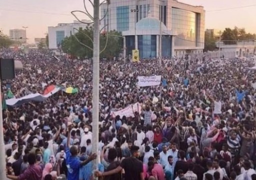 السودان.. قوات الأمن تحاول فض اعتصام أمام وزارة الدفاع