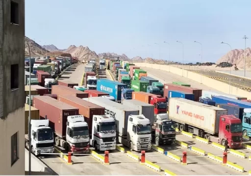 السعودية تمنع دخول مئات الشاحنات القادمة من الإمارات عبر منفذ البطحاء