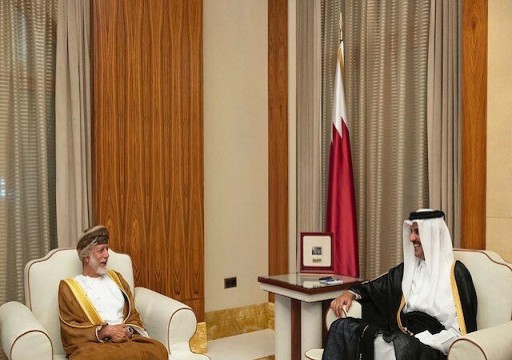 بن علوي يسلم أمير قطر رسالة من سلطان عمان