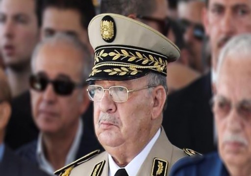 الجيش الجزائري يتراجع ويرحّب بأي مبادرة سياسية لحل الأزمة
