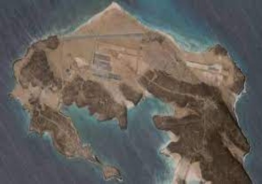 موقع استخباراتي إسرائيلي يؤكد بناء الإمارات لقاعدة عسكرية في جزيرة يمنية