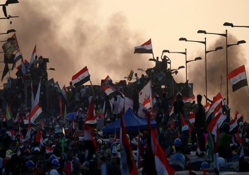 العراقيون يتدفقون إلى الشوارع للمشاركة في أكبر احتجاج