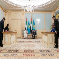 محمد بن زايد يجري محادثات رسمية مع رئيس كازاخستان