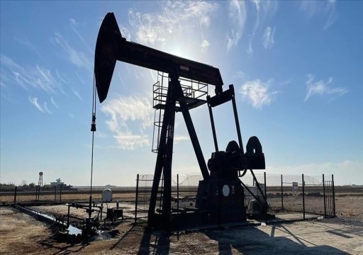 ارتفاع النفط مع انخفاض المخزونات الأمريكية وتحسن توقعات الفائدة