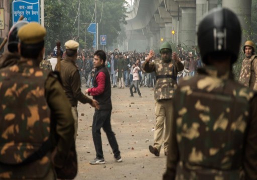 طلاب الجامعات الإسلامية يتصدرون الاحتجاجات في الهند والشرطة ترد بقنابل الغاز