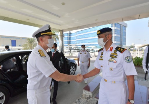قائد القوات البحرية يبحث مع نظيره الأمريكي في أبوظبي تعزيز التعاون العسكري والدفاعي