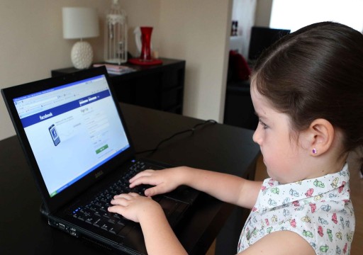 الإمارات: حسابات التواصل الاجتماعي للأطفال دون الـ13 "غير قانونية"