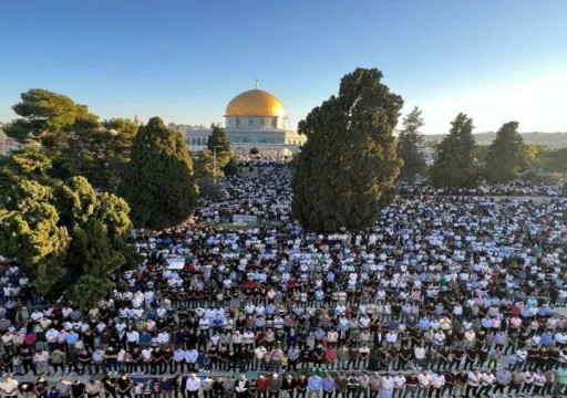عشرات الآلاف يؤدون صلاة العيد بالأقصى ويحتفلون في باحاته