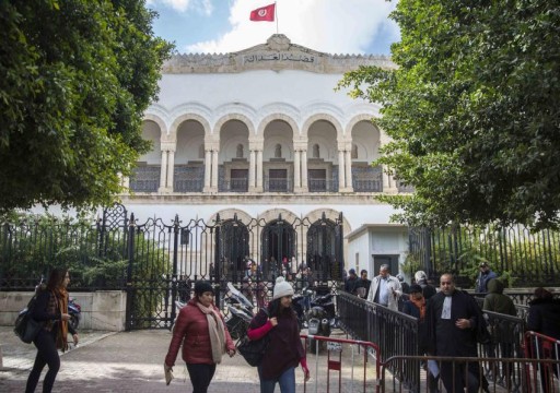العدل التونسية تهدّد من يعطل عمل المحاكم بتطبيق القانون