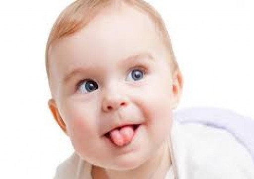 7 أسباب علمية تفسر ظاهرة إخراج الرضيع لسانه.. تعرف عليها