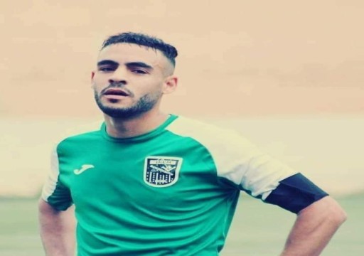 وفاة لاعب جزائري بسكتة قلبية في مباراة كرة القدم