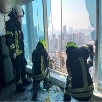 إنقاذ عاملين علقا بالطابق 21 في بناية بأبوظبي