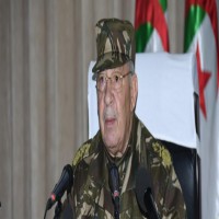 الجيش الجزائري يرفض محاولات إقحامه في صراع الأحزاب