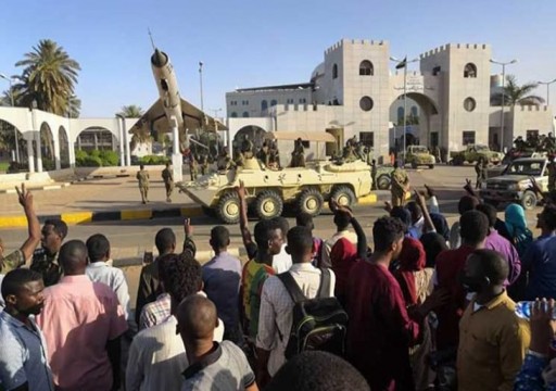 آلاف المتظاهرين يتدفقون على مقر القيادة العامة للجيش في السودان