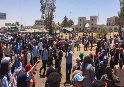 السودان.. قتيلان خلال حماية الجيش للمعتصمين ضد نظام البشير