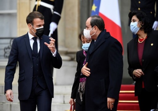 دعوى قضائية في فرنسا لسحب "وسام الشرف" من السيسي