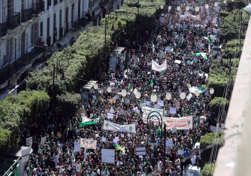 مظاهرات بالجزائر وموالون يواصلون القفز من سفينة بوتفليقة