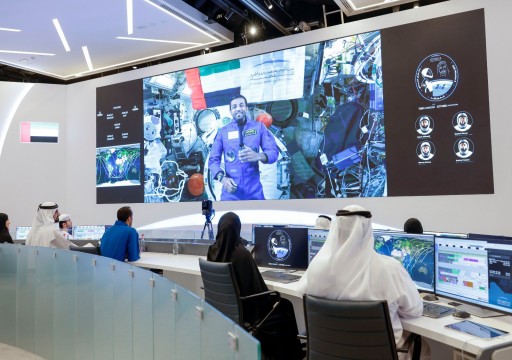محمد بن راشد يجري أول اتصال مرئي مع رائد الفضاء "سلطان النيادي"