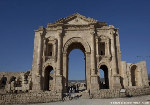 إصابة عدة سياح في هجوم بسكين بمدينة جرش الأردنية