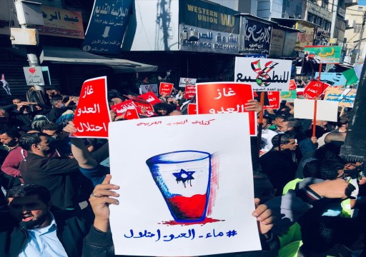 مئات الأردنيين يواصلون احتجاجهم ضد مقايضة الكهرباء بالماء مع الاحتلال