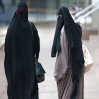 إيطاليا.. مطالبة بحظر ارتداء المسلمات النقاب عند أخذ أبنائهن من المدارس