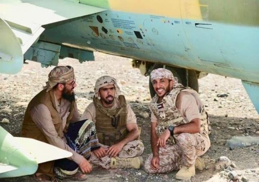 مغردون مؤيدون لأبوظبي يلوحون بتكرار قصف الجيش اليمني على وقع المعارك في أبين