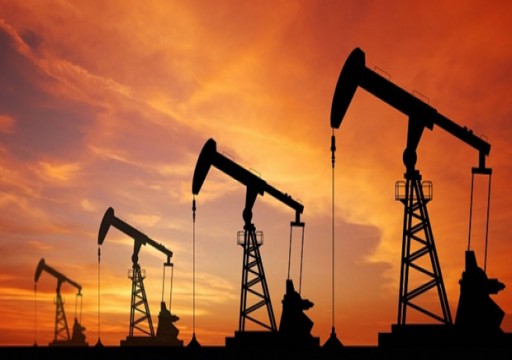 النفط يصعد من أدنى مستوياتها في شهر بفعل بيانات أمريكية