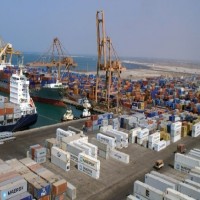 وصول أكبر شحنة مساعدات غذائية إلى ميناء الحديدة غربي اليمن