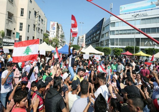 لبنان.. المحتجون يواصلون الضغط على الحكومة مع قرب انتهاء مهلة الحريري