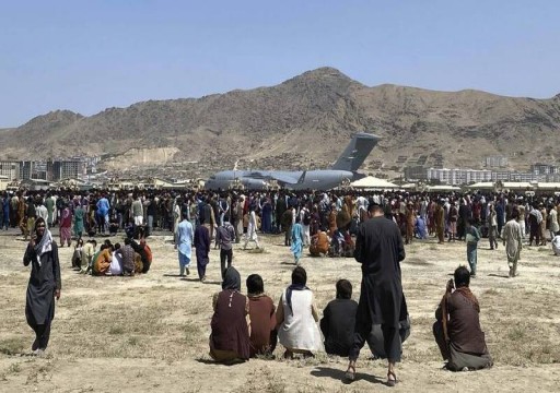 بريطانيا تقول إن 7 أشخاص قُتلوا في حشد قرب مطار كابول