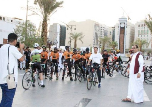 8 بريطانيين يصلون السعودية على دراجات هوائية لأداء الحج