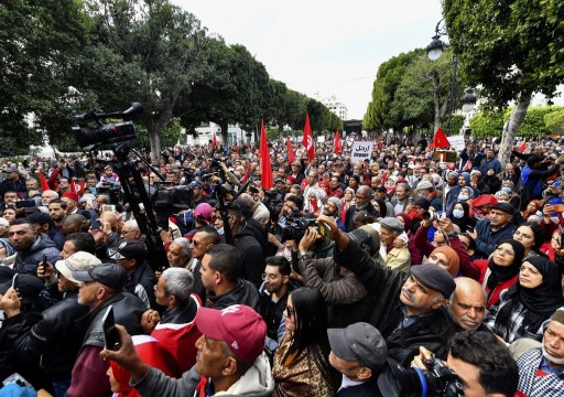 تونس.. المئات ينددون بـ”الانقلاب” ويطالبون بـ”عودة الديمقراطية”