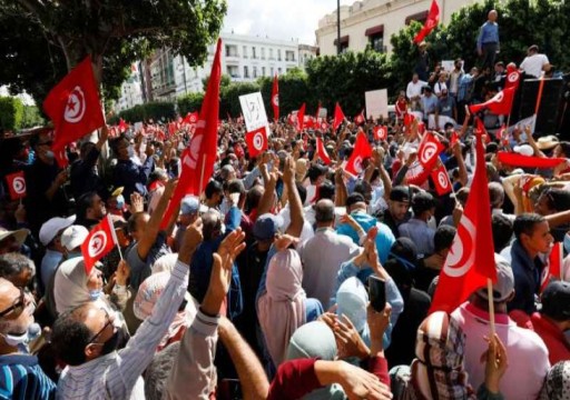 المئات من التونسيين يحتجون على قرارات سعيد "الاستثنائية" قرب البرلمان