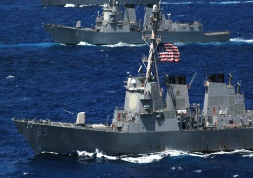 الجيش الأمريكي يحذر المقتربين من سفنه الحربية في مياه الخليج