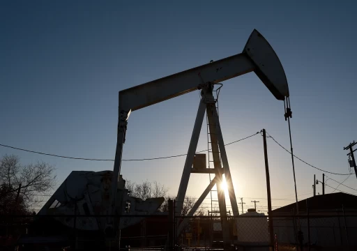 أسعار النفط ترتفع وسط تراجع الدولار ومخاوف الإمدادات