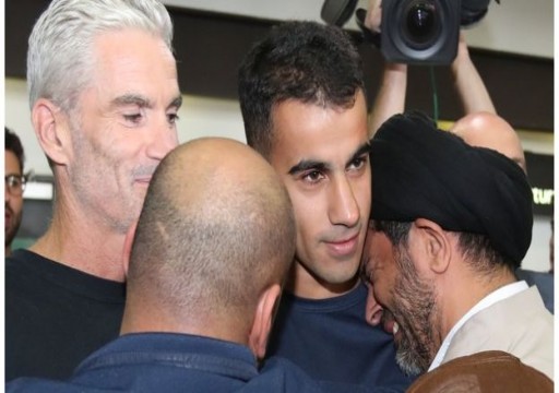 لاعب كرة القدم البحريني اللاجئ حكيم العريبي يصل أستراليا