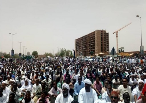 المجلس العسكري السوداني يعد بحكومة مدنية والمتظاهرون يرفضون