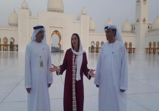 مرتدية الحجاب.. وزيرة الثقافة الاسرائيلية تزور مسجد زايد في أبوظبي