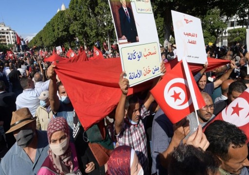 آلاف التونسيين يتظاهرون في العاصمة ضد قرارات قيس سعيّد