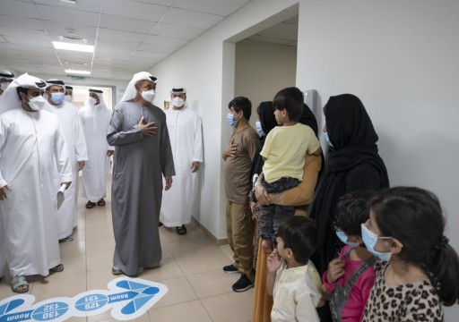 محمد بن زايد يزور العائلات الأفغانية اللاجئة بمدينة الإمارات الإنسانية