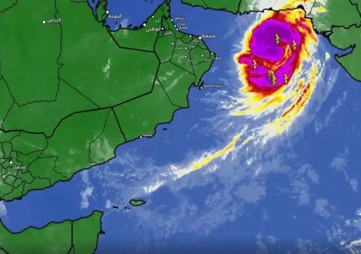 سلطنة عمان تحذر من تحول عاصفة "شاهين" إلى إعصار مداري