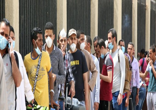 قطر.. مصريون عالقون يتظاهرون أمام سفارة بلادهم