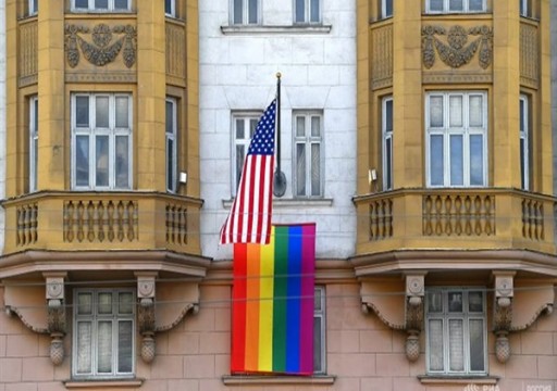 بوتين يسخر من رفع علم المثليين على مبنى السفارة الأمريكية